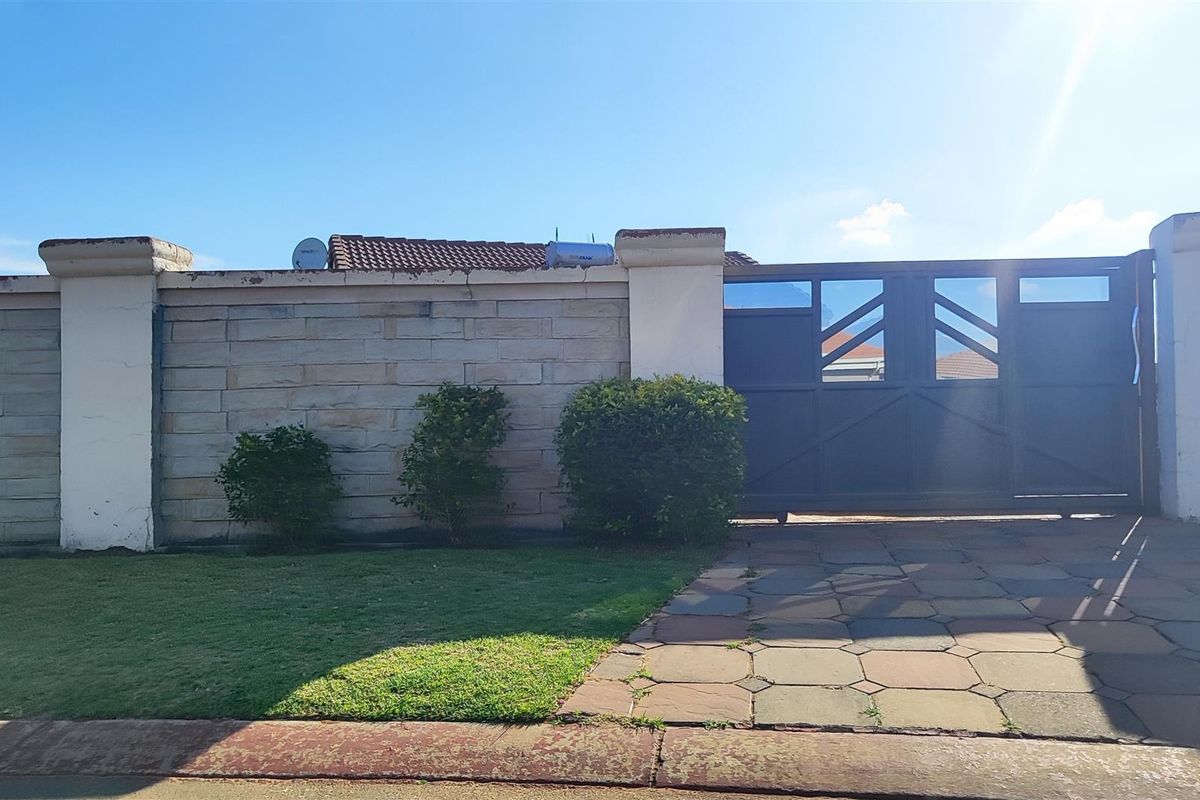 House For Sale in Crystal Park, Benoni - Photo 3