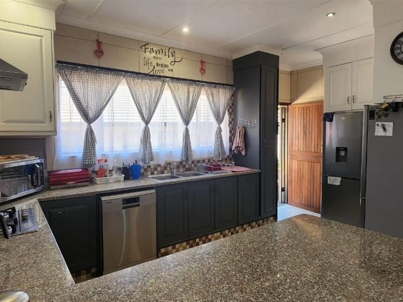 Spacious Family Haven with Flatlet and Pool in the Heart of Bela Bela - Photo 6