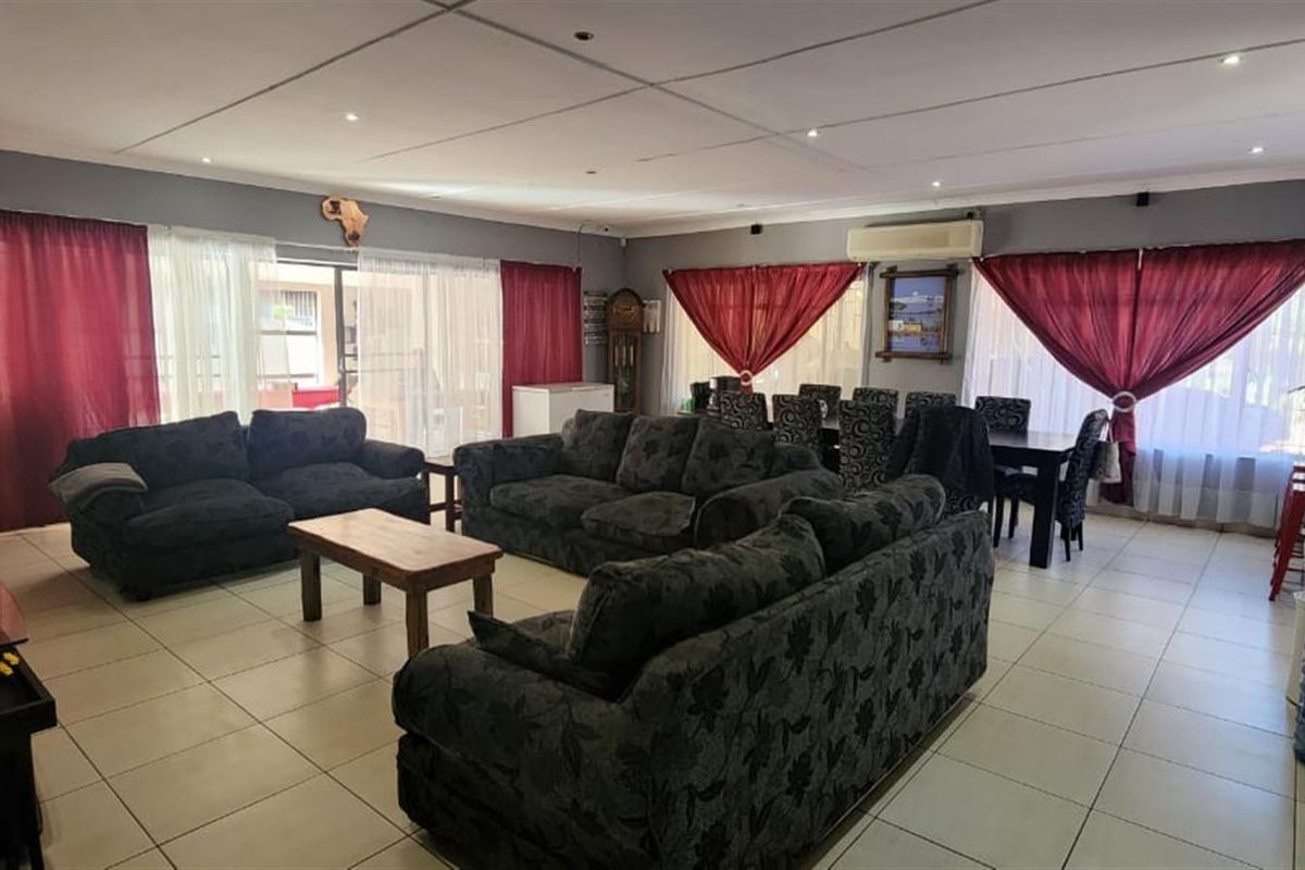 Spacious Family Haven with Flatlet and Pool in the Heart of Bela Bela - Photo 3