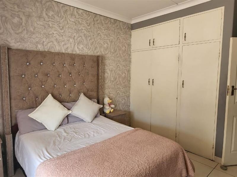 Spacious Family Haven with Flatlet and Pool in the Heart of Bela Bela - Photo 9