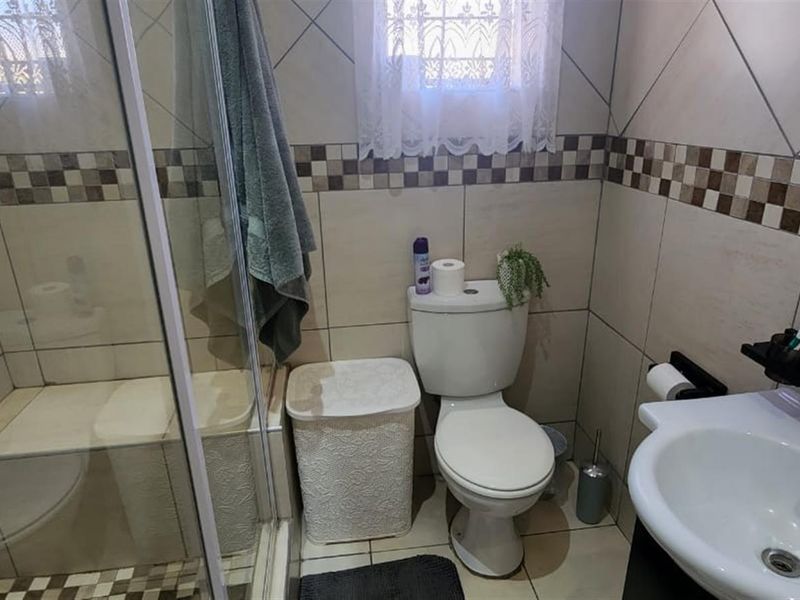 Spacious Family Haven with Flatlet and Pool in the Heart of Bela Bela - Photo 8