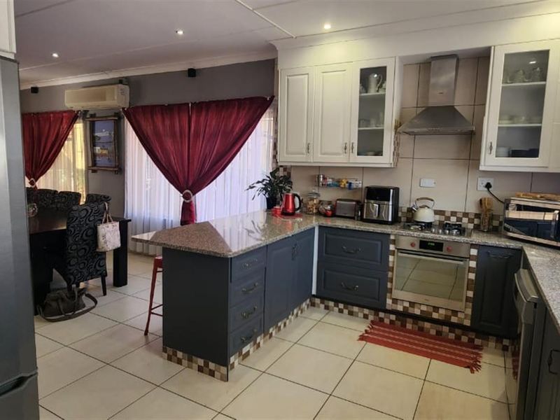 Spacious Family Haven with Flatlet and Pool in the Heart of Bela Bela - Photo 5