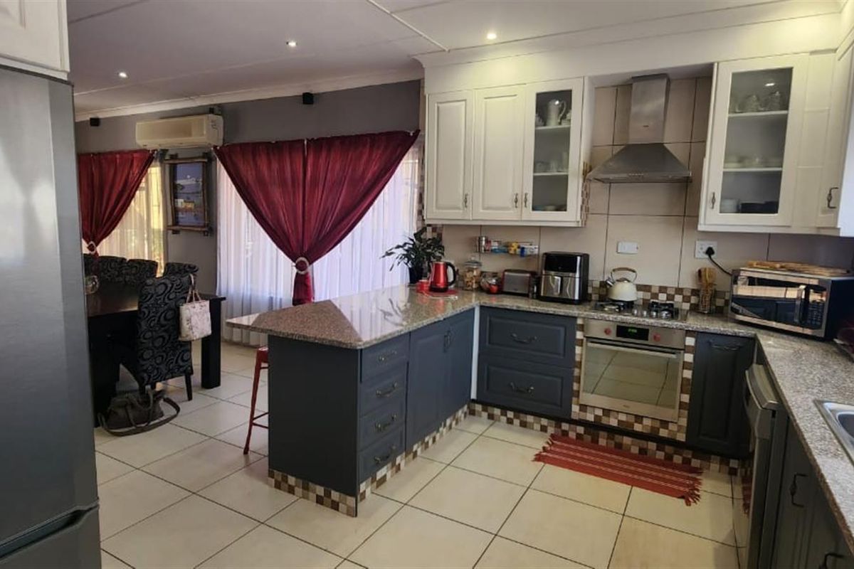 Spacious Family Haven with Flatlet and Pool in the Heart of Bela Bela - Photo 5