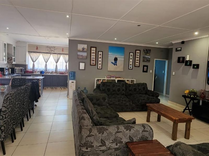 Spacious Family Haven with Flatlet and Pool in the Heart of Bela Bela - Photo 2