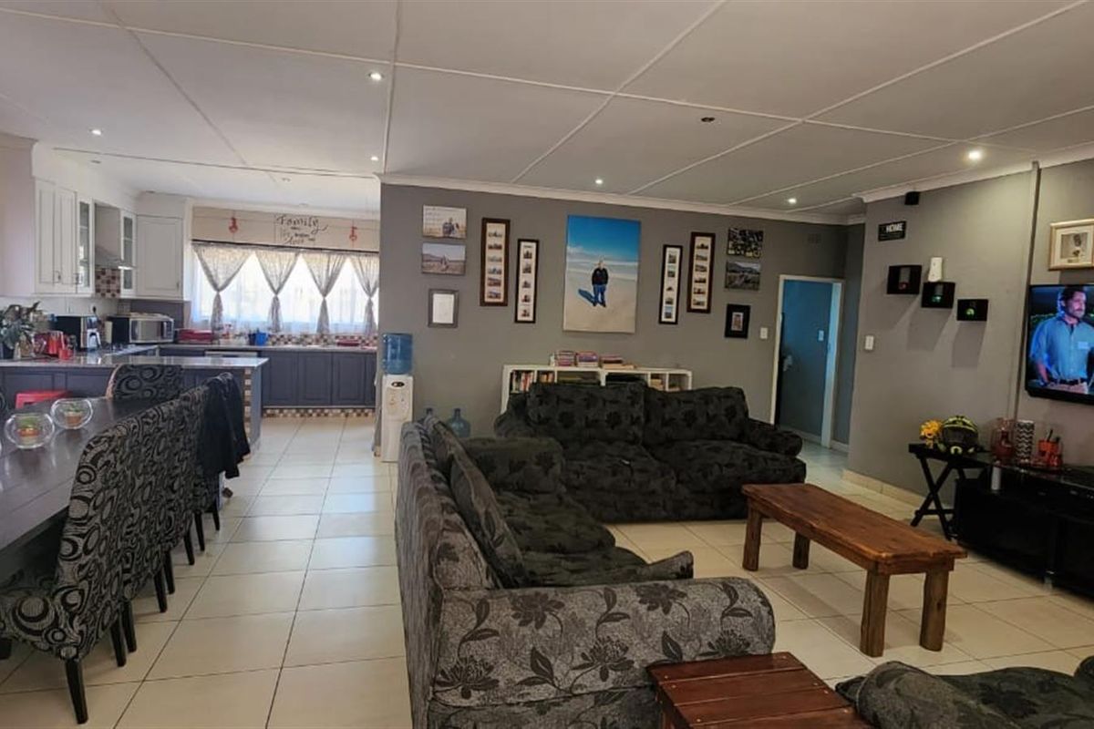 Spacious Family Haven with Flatlet and Pool in the Heart of Bela Bela - Photo 2