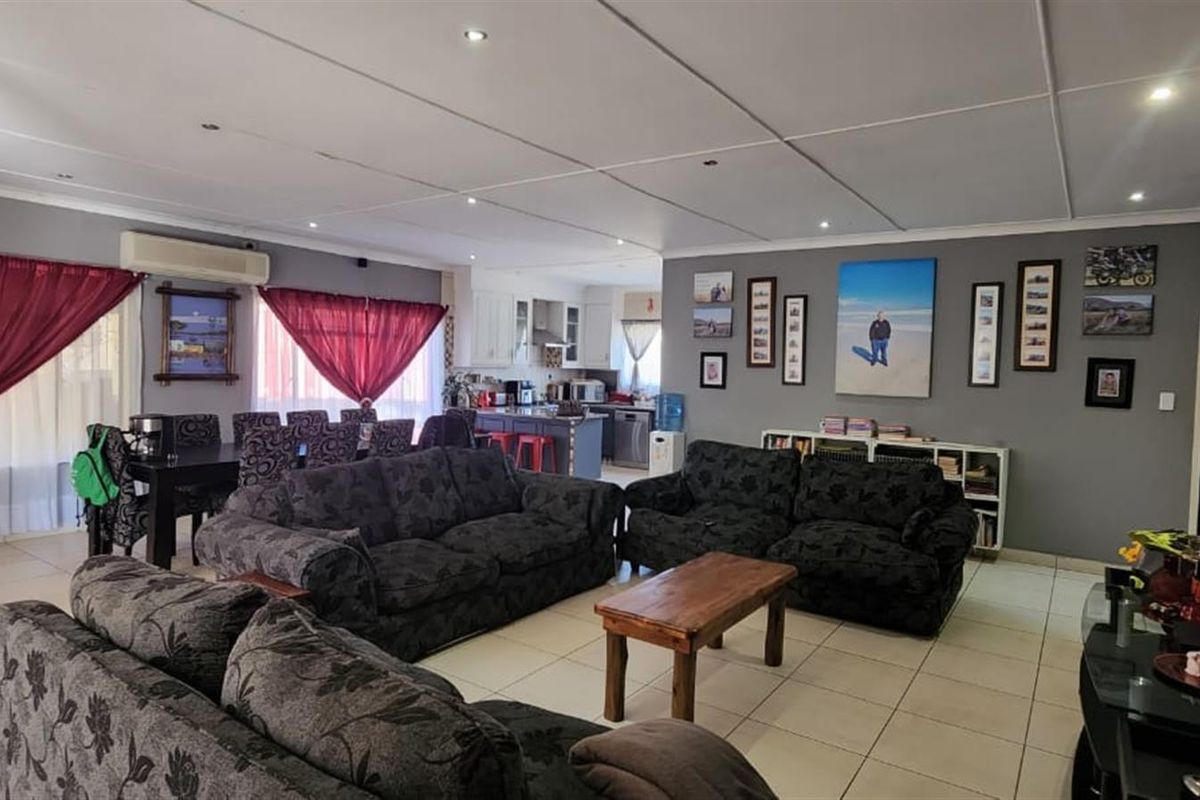 Spacious Family Haven with Flatlet and Pool in the Heart of Bela Bela - Photo 4