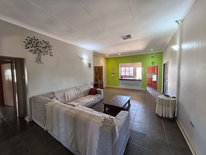 3 Bedroom openplan gem with entertainment area, pool and FLAT! - Photo 3