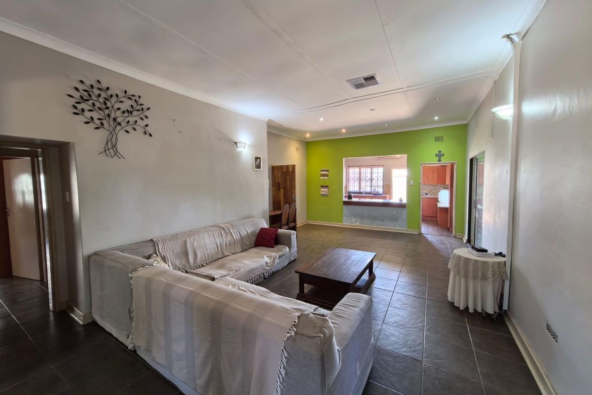 3 Bedroom openplan gem with entertainment area, pool and FLAT! - Photo 3
