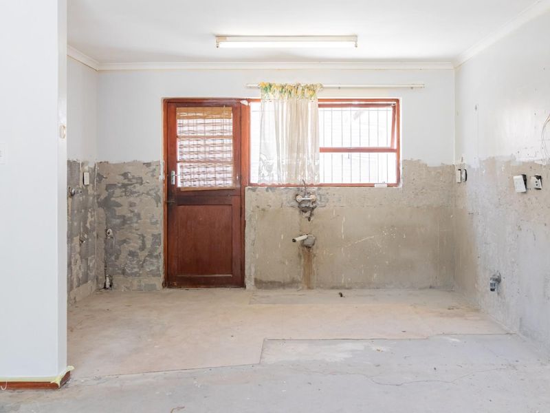 Renovation Opportunity in Blommendal, Bellville - Bring Her Back to Life! - Photo 10