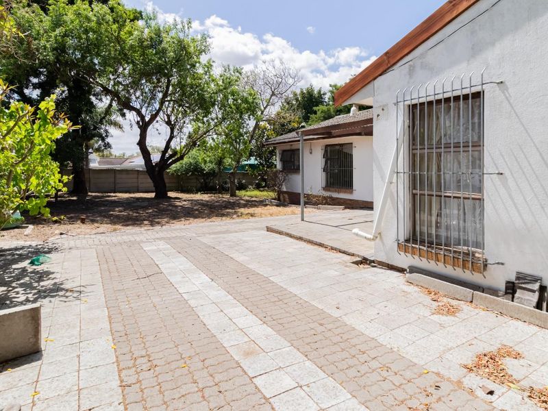 Renovation Opportunity in Blommendal, Bellville - Bring Her Back to Life! - Photo 6