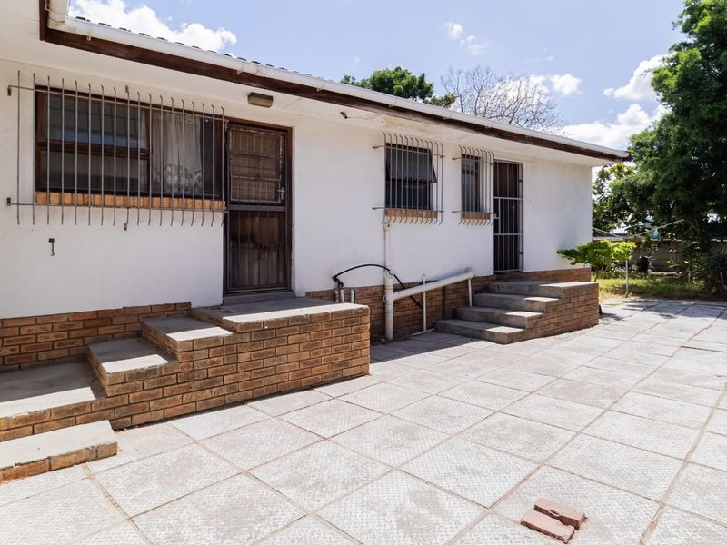 Renovation Opportunity in Blommendal, Bellville - Bring Her Back to Life! - Photo 9