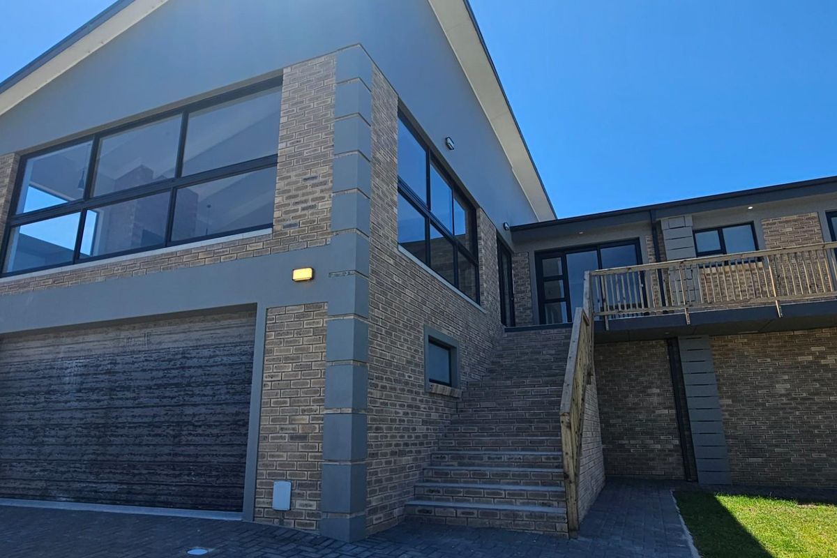 Beautiful Modern and Spacious Home For Sale in Dana Bay, Mossel Bay - Photo 2