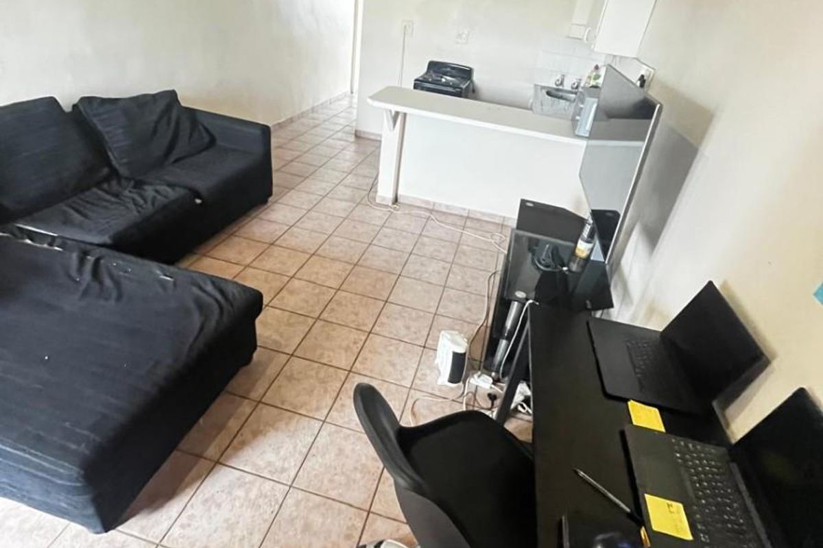 ! ! ! CALLING ALL INVESTORS ! ! !Student Apartment For Sale @ The Hatfield Square in Pretoria - Photo 5