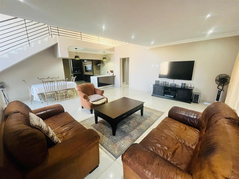 4 Bedroom House For Sale in Theresapark, Akasia - Photo 9