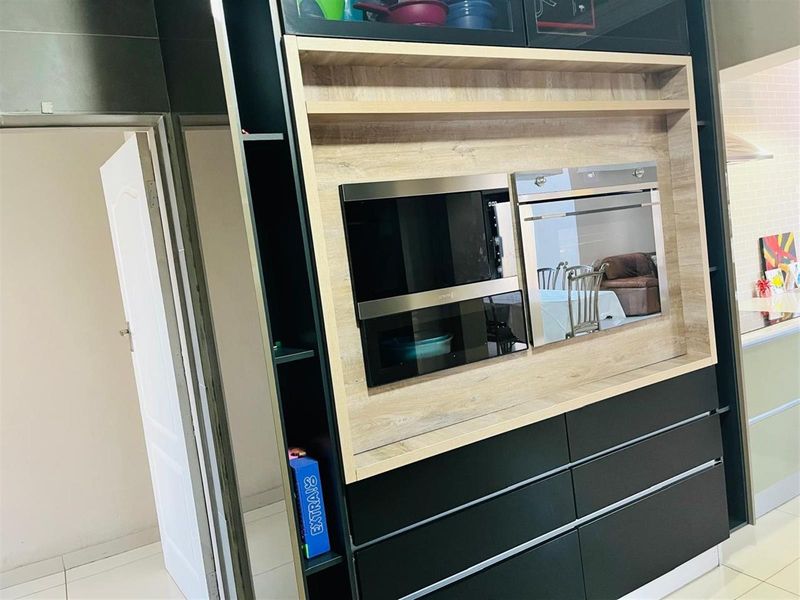 4 Bedroom House For Sale in Theresapark, Akasia - Photo 3