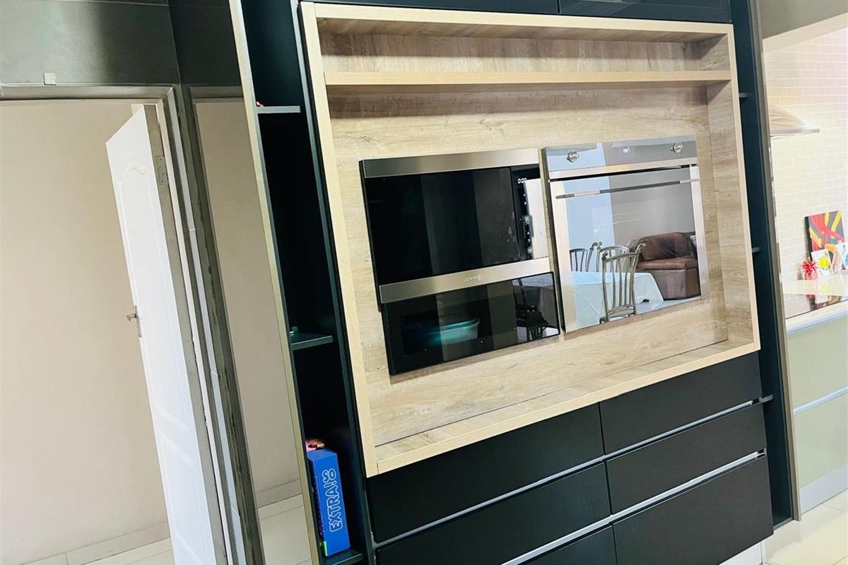 4 Bedroom House For Sale in Theresapark, Akasia - Photo 3