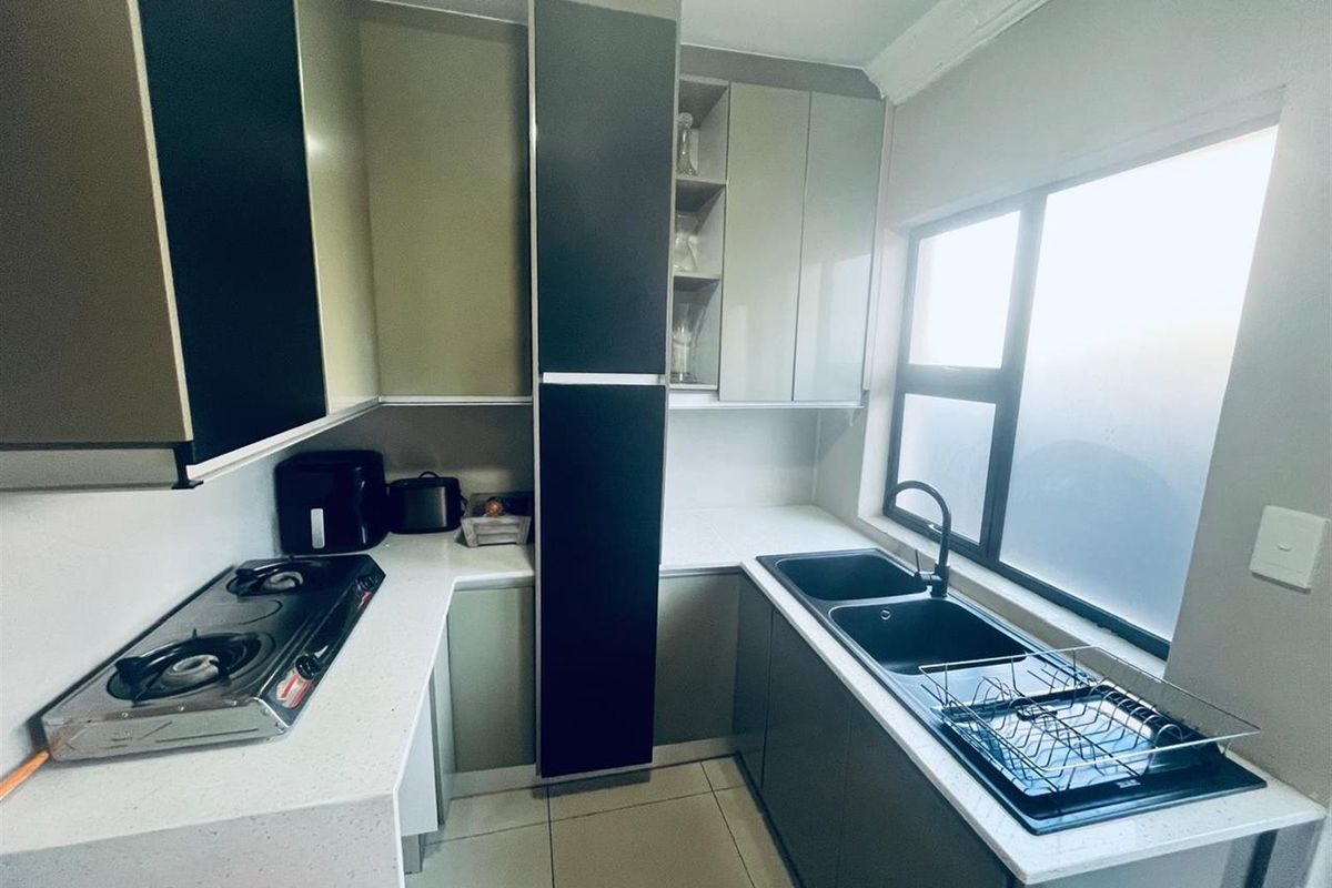 4 Bedroom House For Sale in Theresapark, Akasia - Photo 4