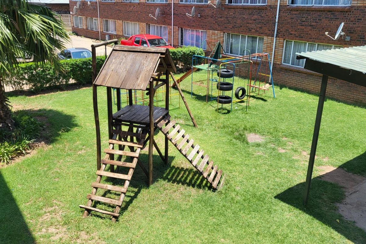 URGENT - FOR SALE | 2 Bedroom, 1 Bathroom Flat in Daspoort, Pretoria - Photo 4