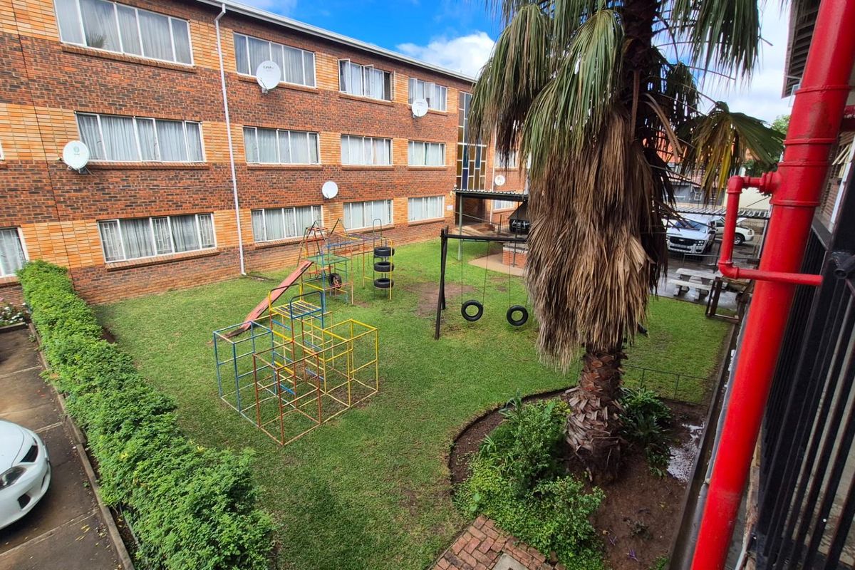 URGENT - FOR SALE | 2 Bedroom, 1 Bathroom Flat in Daspoort, Pretoria - Photo 3