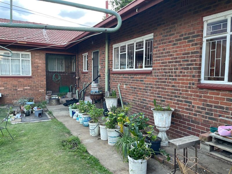Located in a Good Area and Great for Investment! - Photo 3