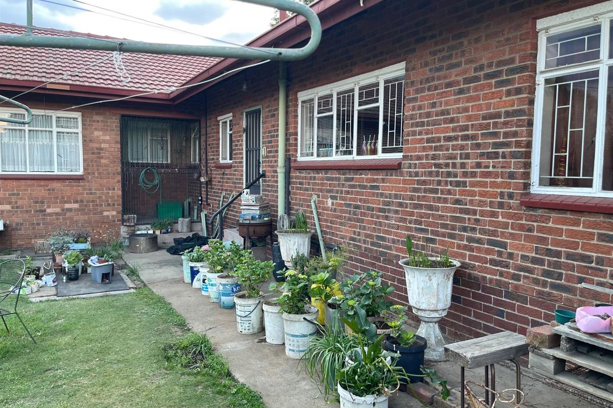 Located in a Good Area and Great for Investment! - Photo 3