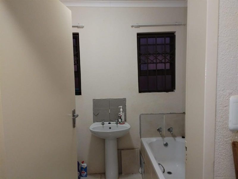 Modern Family Living in Soshanguve VV Ext 14, Where Comfort Meets Space and Community - Photo 10