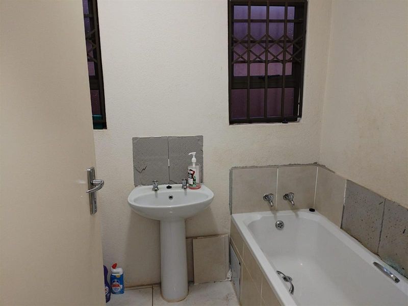 Modern Family Living in Soshanguve VV Ext 14, Where Comfort Meets Space and Community - Photo 9