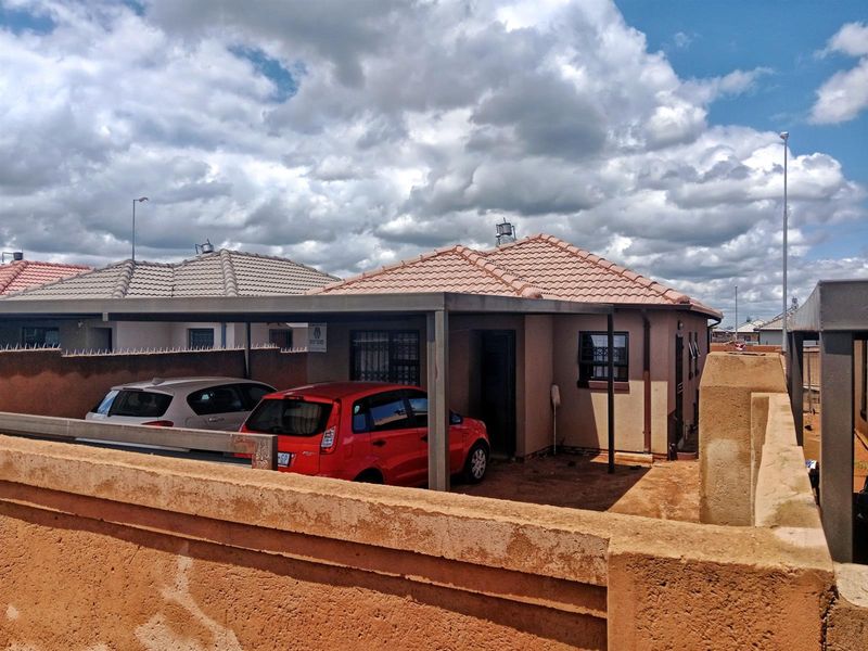 Modern Family Living in Soshanguve VV Ext 14, Where Comfort Meets Space and Community - Photo 2