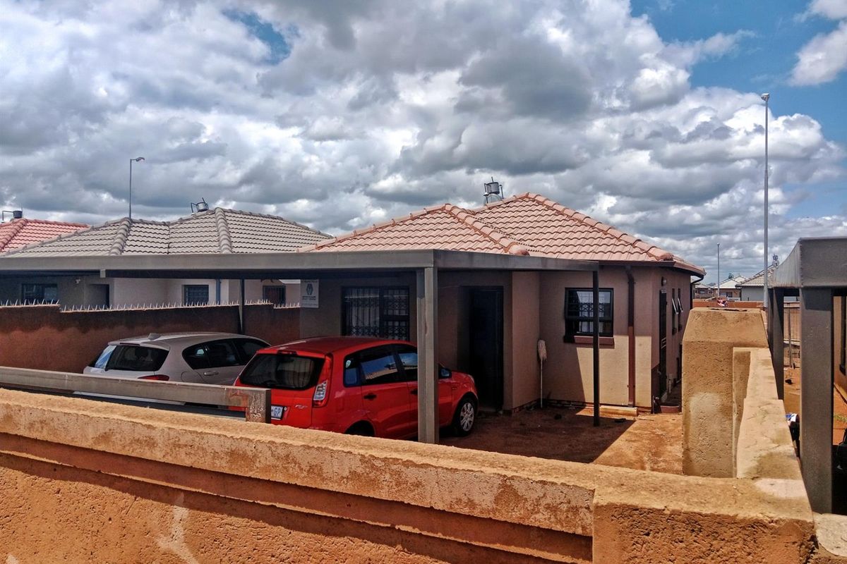 Modern Family Living in Soshanguve VV Ext 14, Where Comfort Meets Space and Community - Photo 2