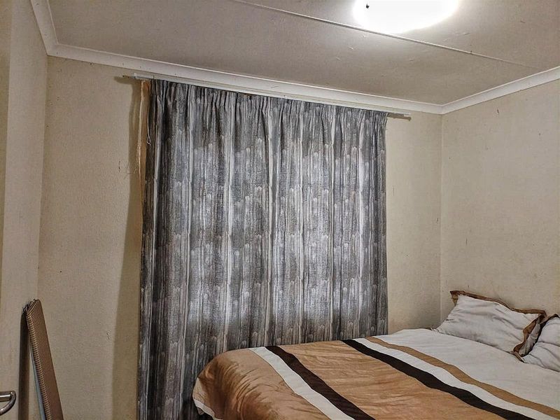 Modern Family Living in Soshanguve VV Ext 14, Where Comfort Meets Space and Community - Photo 4