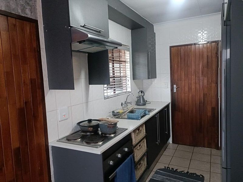 3 Bedroom House For Sale in Nellmapius, Pretoria - Photo 5