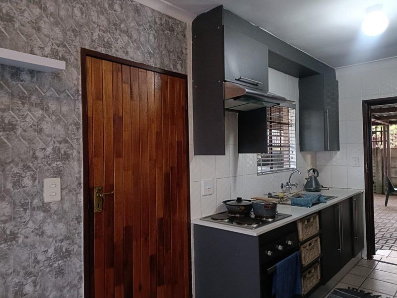 3 Bedroom House For Sale in Nellmapius, Pretoria - Photo 2