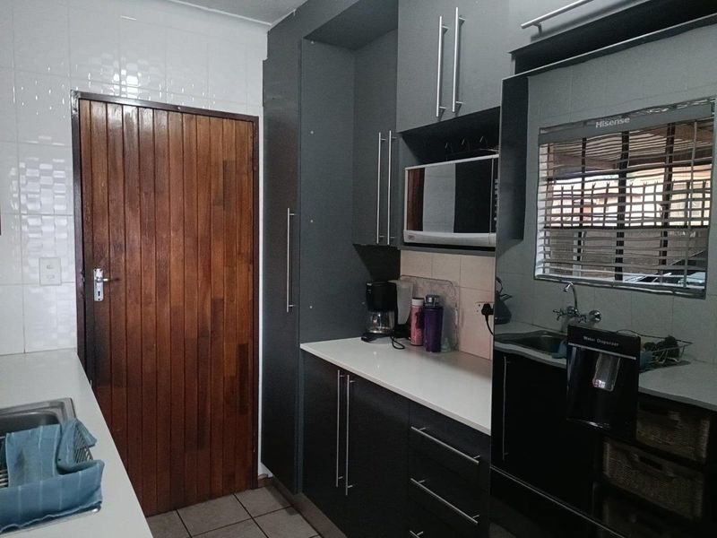 3 Bedroom House For Sale in Nellmapius, Pretoria - Photo 4