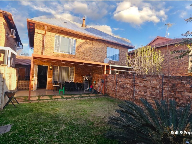 Beautiful 2 Bedroom Townhouse For Sale in Annlin, Pretoria - Photo 1