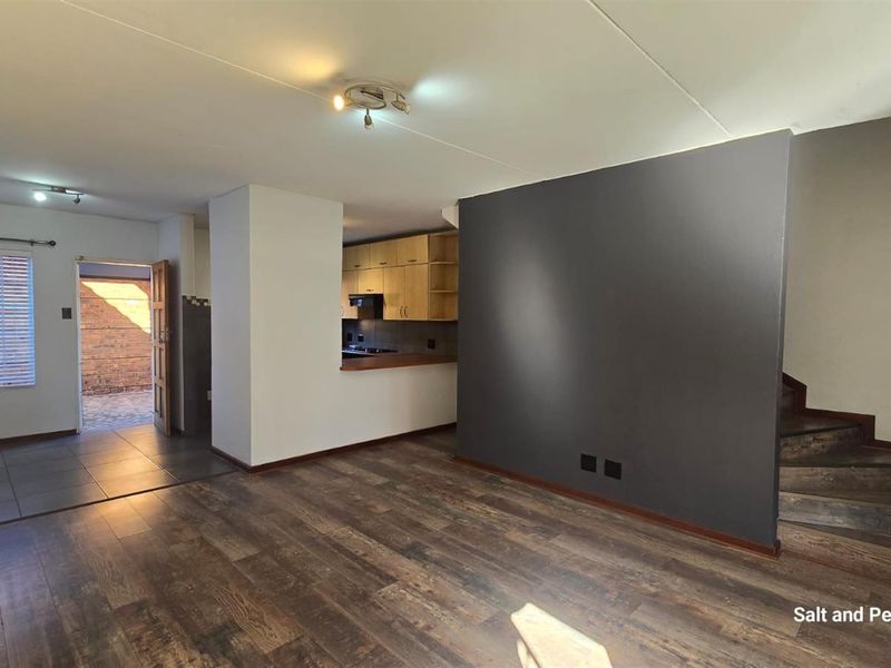 Beautiful 2 Bedroom Townhouse For Sale in Annlin, Pretoria - Photo 2