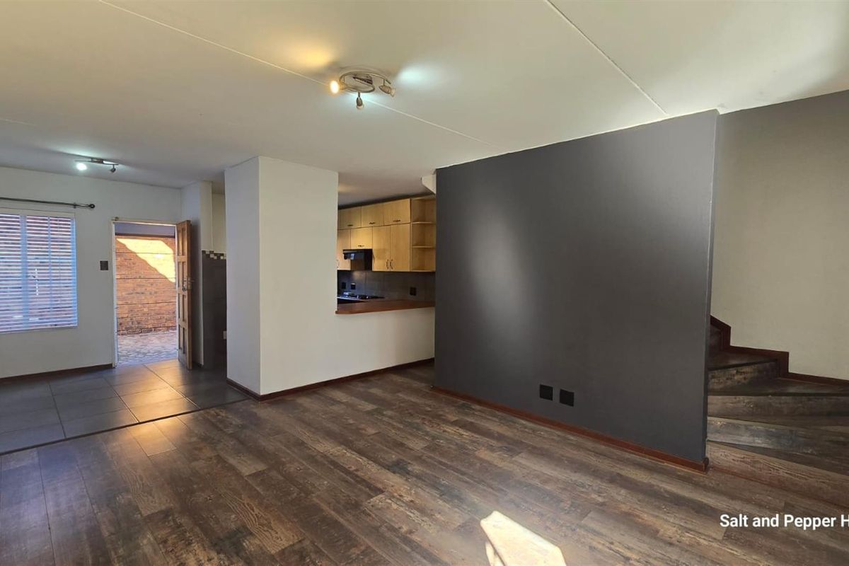 Beautiful 2 Bedroom Townhouse For Sale in Annlin, Pretoria - Photo 2