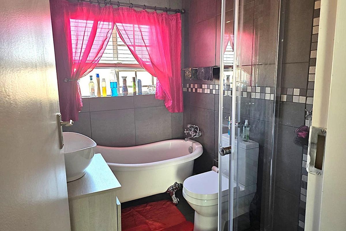 Beautiful 2 Bedroom Townhouse For Sale in Annlin, Pretoria - Photo 5