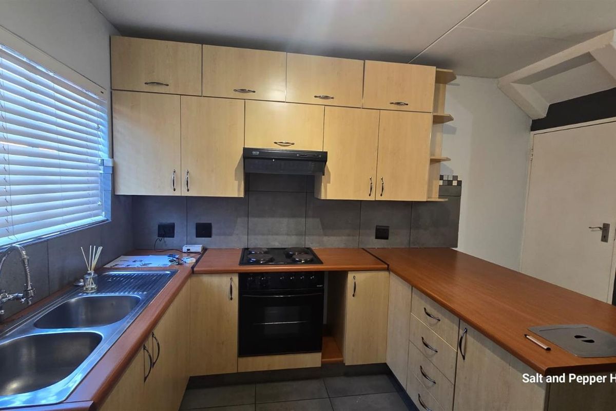 Beautiful 2 Bedroom Townhouse For Sale in Annlin, Pretoria - Photo 3
