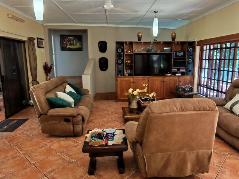 Spacious family home For Sale in Southbroom, KwaZulu Natal - Photo 8