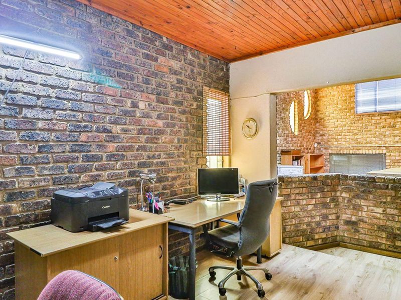 ABSOLUTE BARGAIN - MODERN RUSTIC BRICK FAMILY HOME FOR SALE - NINAPARK - Photo 6