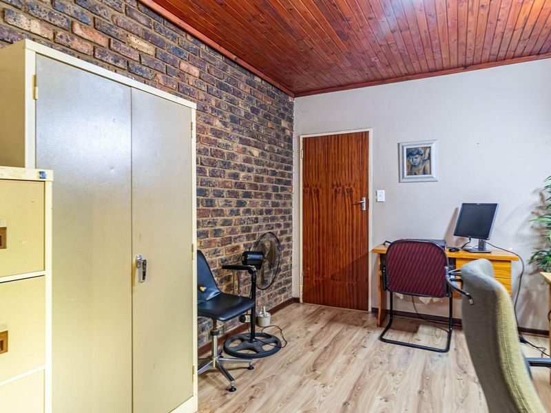 ABSOLUTE BARGAIN - MODERN RUSTIC BRICK FAMILY HOME FOR SALE - NINAPARK - Photo 7