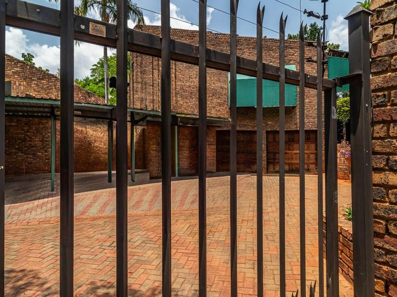 ABSOLUTE BARGAIN - MODERN RUSTIC BRICK FAMILY HOME FOR SALE - NINAPARK - Photo 5