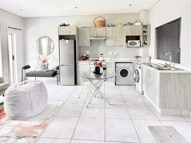 1 Bedroom Apartment For Sale in Broadacres, Sandton - Photo 3