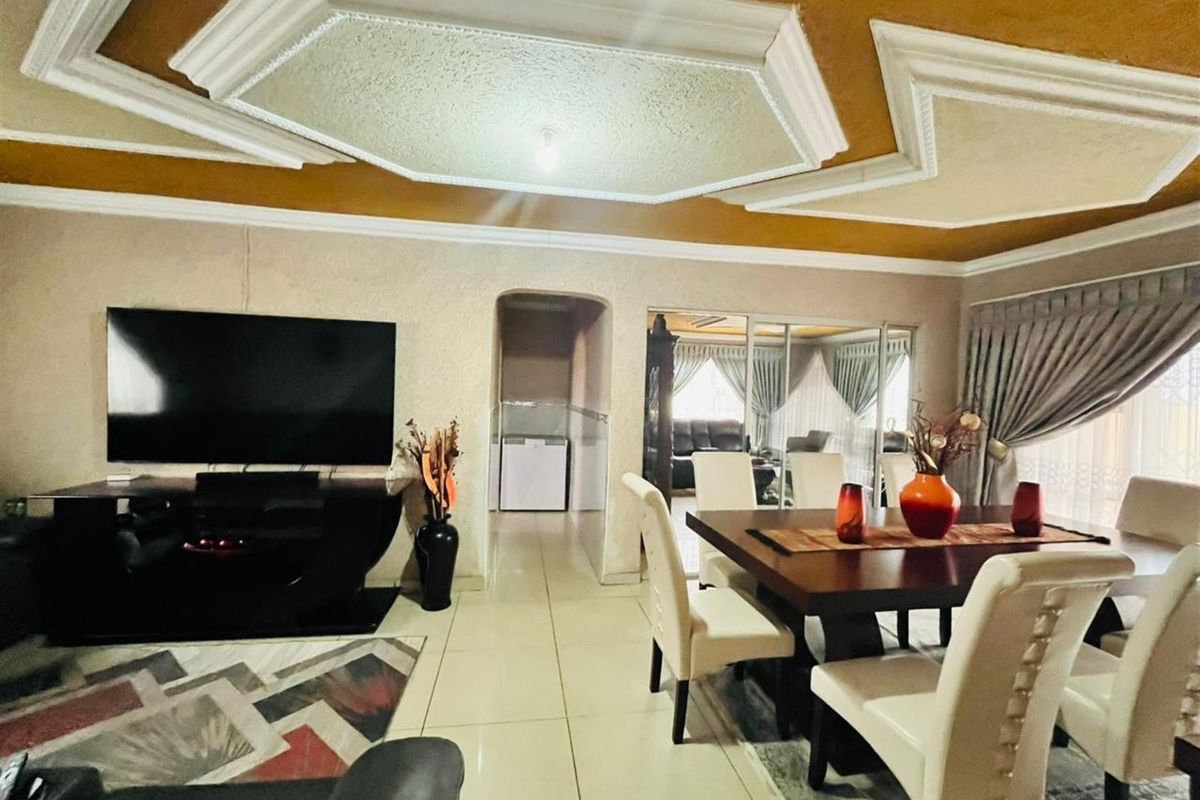 Stunning 3-Bedroom House For Sale in Zamdela, Sasolburg Phase 3 - Photo 5