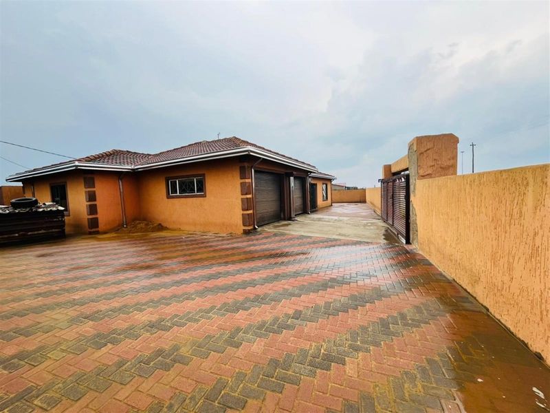 Stunning 3-Bedroom House For Sale in Zamdela, Sasolburg Phase 3 - Photo 2