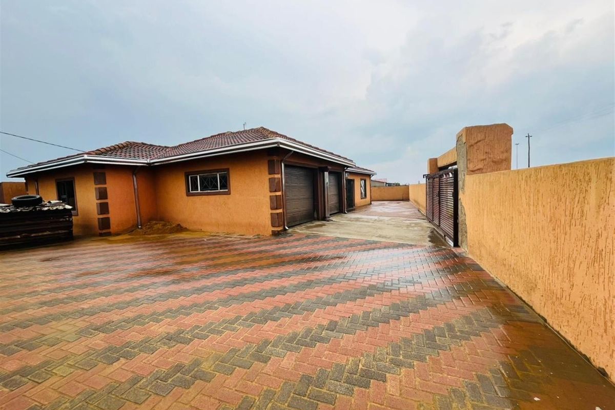 Stunning 3-Bedroom House For Sale in Zamdela, Sasolburg Phase 3 - Photo 2