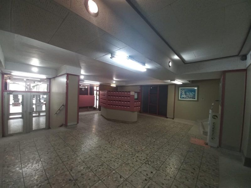 Newly Renovated Spacious 2-bedroom Apartment in Durban Central - Photo 4