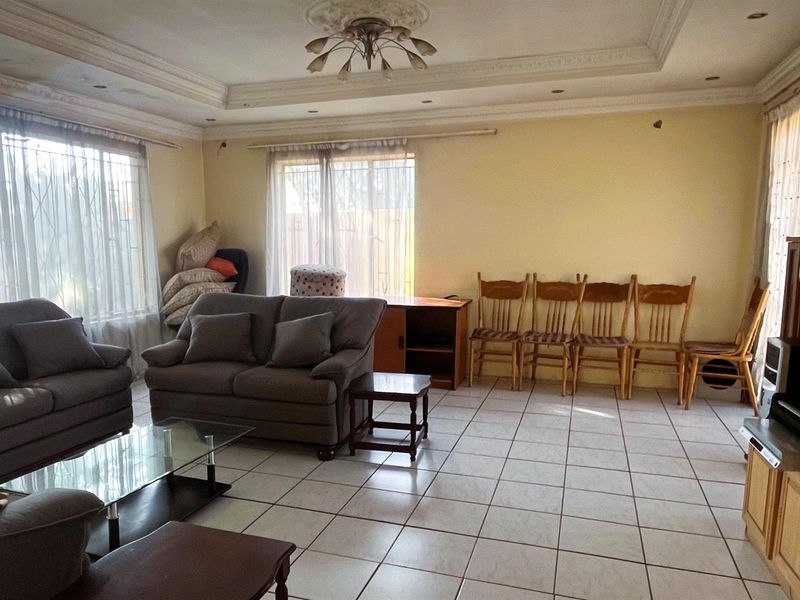 UNDER OFFER - 3 Bedroom Home with Flatlet in Elandspark! - Photo 6