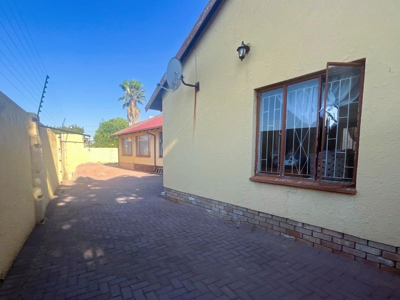 UNDER OFFER - 3 Bedroom Home with Flatlet in Elandspark! - Photo 3
