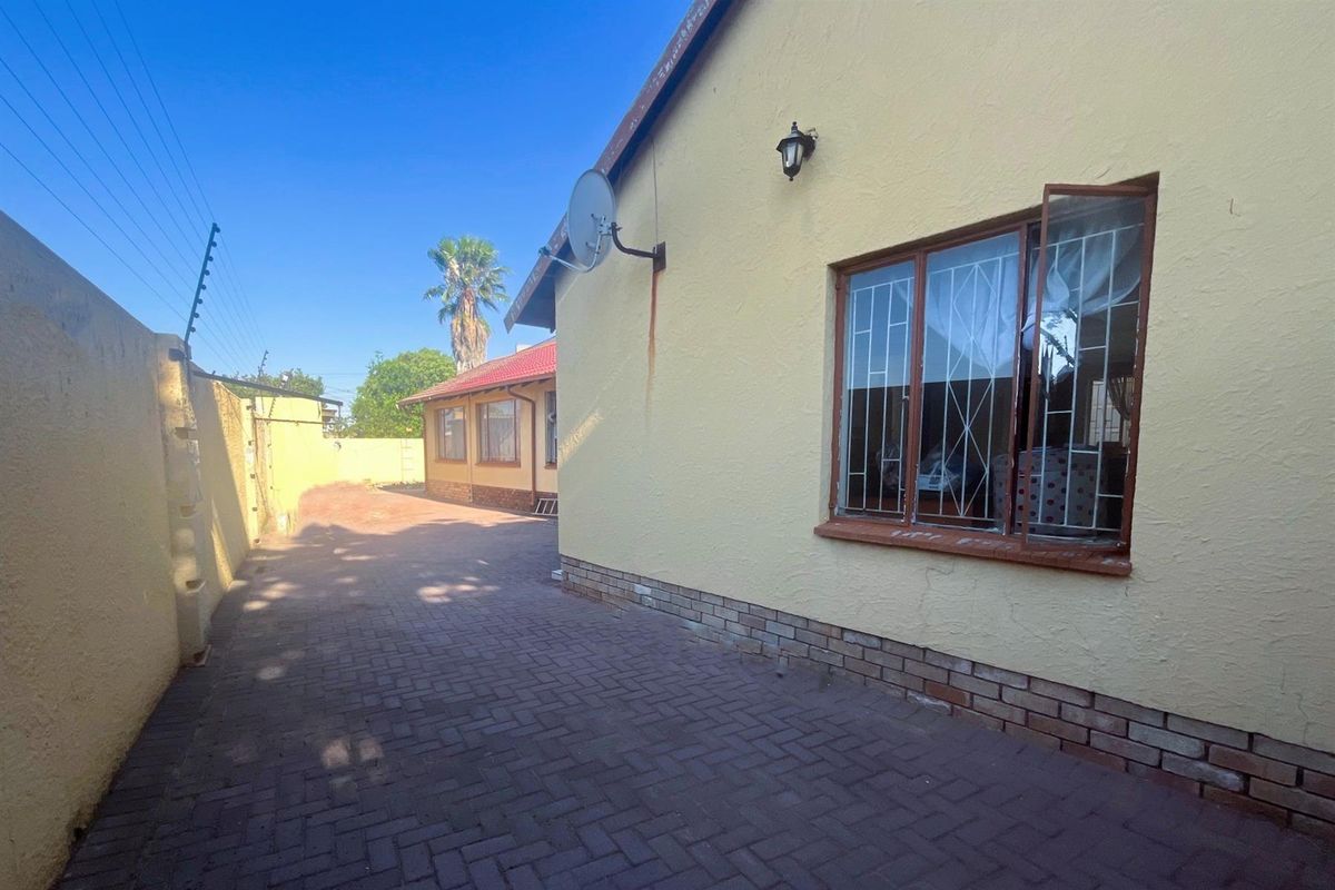UNDER OFFER - 3 Bedroom Home with Flatlet in Elandspark! - Photo 3